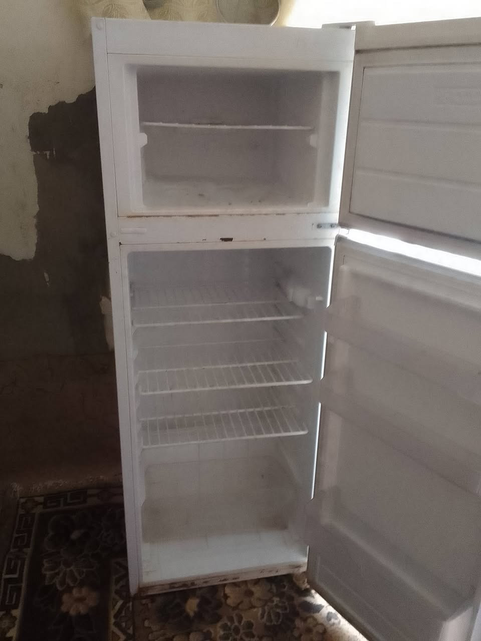 السلام عليكم يوجد ثلاجة للبيع ب 160شرط ***********
