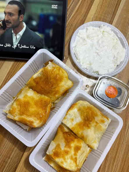 رفاعي حي العمال 
متوفر توصيل ***********
وي كل طلب زيتون وعسل مجاني 
يجيكم مرتب وحار
