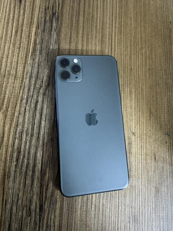 ايفون11برو ماكس  ذاكره 256         بطاريه74  ممبدل أي شي السعر300   رقم ***********
