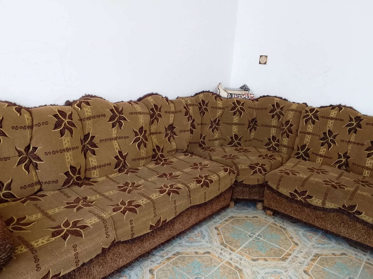 قنفات ٩ أمتار زاويتين
السعر / ١٧٠ وبي مجال 
رقم واتساب للتواصل ***********
