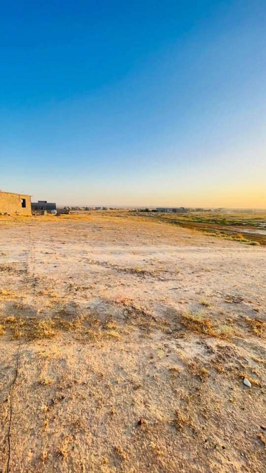 السلام عليكم قطعة ارض للبيع بالسكنيه وره الفندق او الفوج القديم مساحة 500 ركن وزينه بحارة النامس  20❌25

المتر ب12 الف
واتساب ***********

‭***********‬
