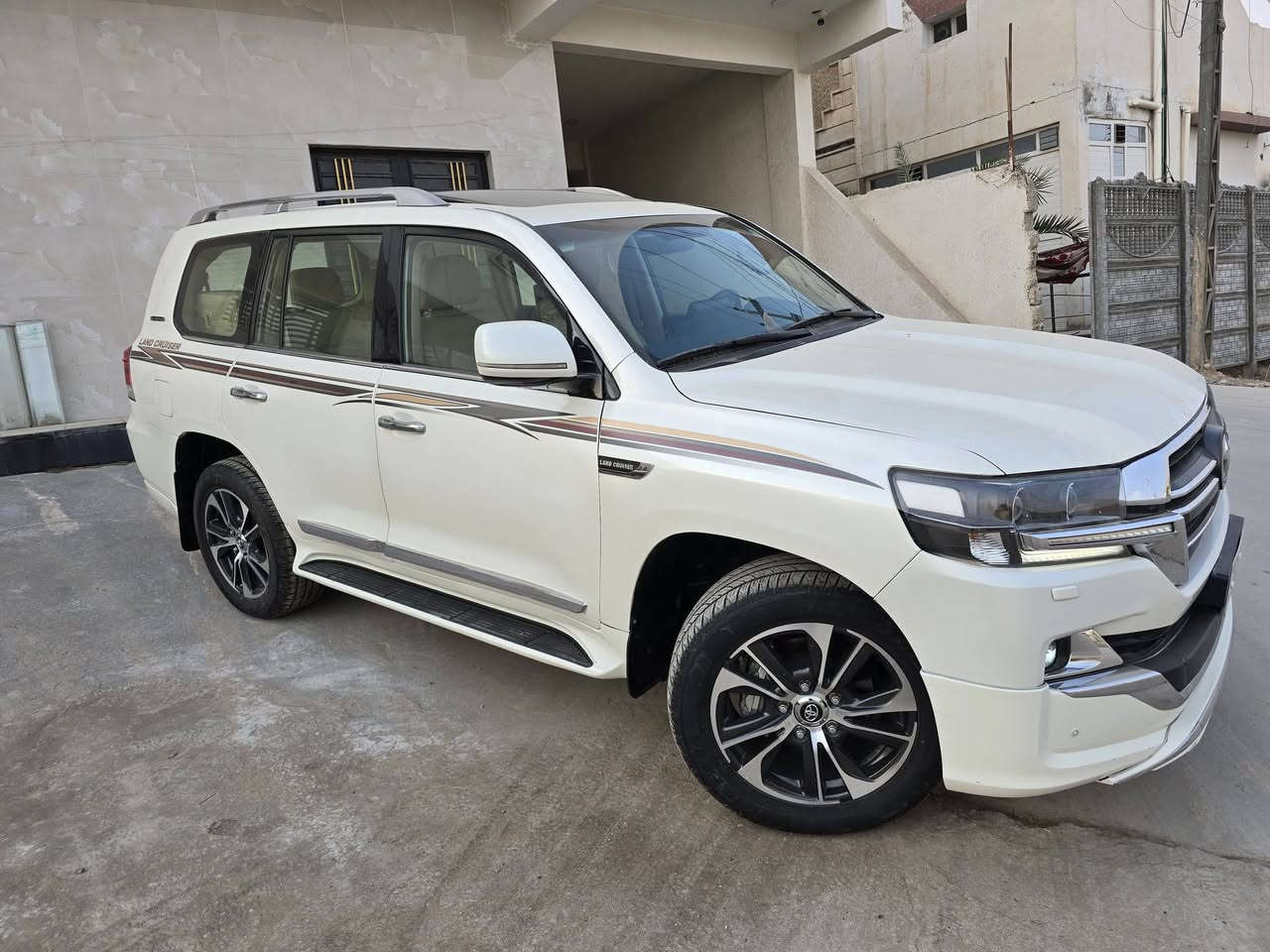 للبيع لاندكروز موديل 2020 ساز  

جديدة بمعنى كلمة اسبيرها منازل اللون ابيض صدفي

 رقم بغداد نكليزي  بسمي سنويه 2030

محرك 4000

V6

فول موصفات 1/1

بصمه تشغيل 

5 بصمه أبواب لمس 

تشغيل عن بعد 

فتحه سلايت

كشنات ثنين كهرباء 

كشنات جلد 

8ايرباك 

زراكات 

مري شفط 

شاشات خلفيه 

مطفايه حريق 

جنطه شفط 

عداد لكزز 

ثلاث قطع تبريد 

حساس امامي 

حساس خلفي  

وباقي موصفات ساز معروفه 

ماشيه 84ألف حقيقي 

ابيع على السونار بيها جاملغ وباب  والباقي مكفوله كفاله 

بيع او مراوس حسب القناعه 

الاستفسار اتصل على الرقم  ‭ ‭

***********

واتساوب متواجد 

مكان بابل
