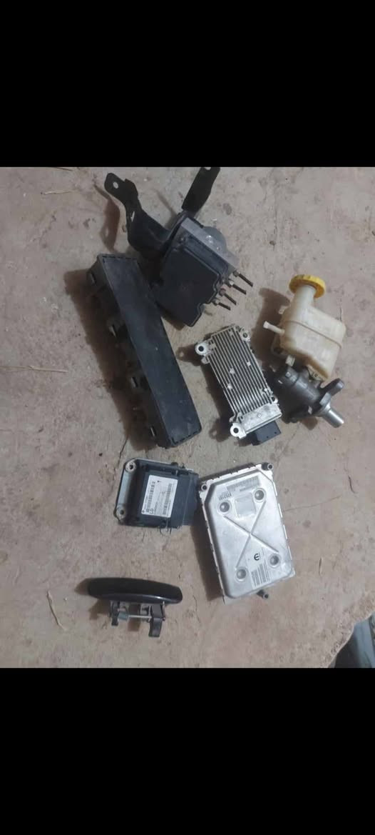 سلام عليكم 
توجد غراض جيب بزون موديل ٢٠١٧ دشبول كامل مع تفرعات وعقول أبواب ازرق دعامية خلفية فور ويل اكسل ***********
