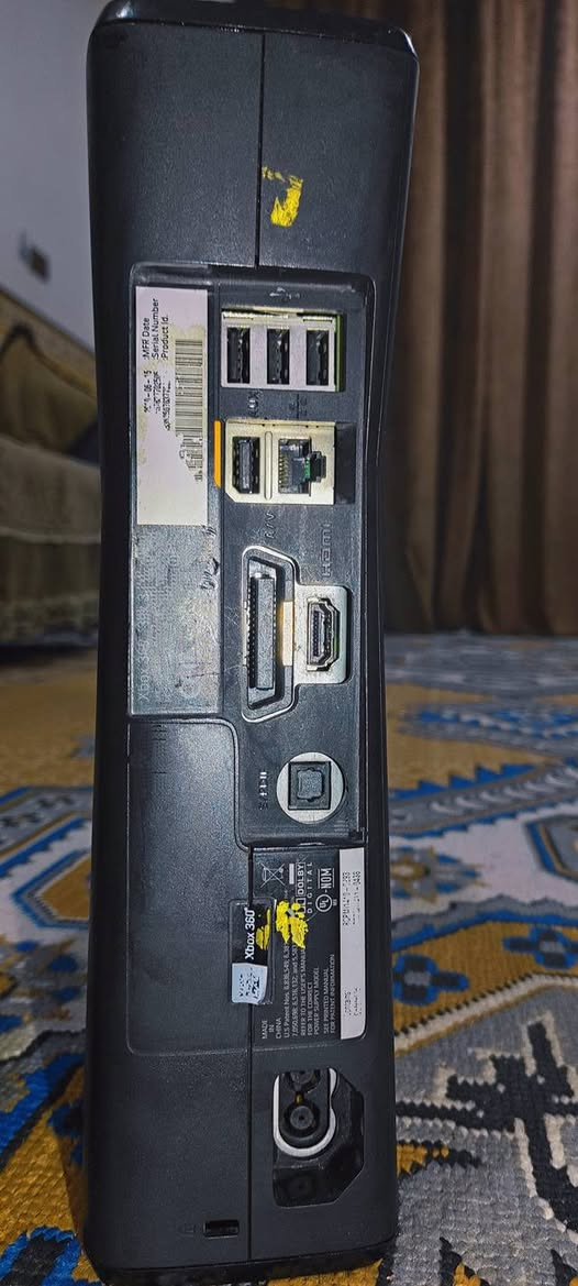 إكس بوكس 360 سلم (مهكر) مال بيت ونظيف كلش لا حرارة ولا صوت مروحة ولا أي تعليگ.
​هارد أصلي 250GB مفرغ من الهوسة ومخلي بيه 21 كيكا مساحة أمان حتى يظل الجهاز "طشارة" بالتحويل وسريع جداً.
​الألعاب 70 لعبة الجهاز محمل بأقوى الألعاب المطلوبة GTA V، بيس  فيفا وبعد احلى
​جويستك يدة اصلية وكافة ملحقاته
​التهكير: مهكر وجاهز، بس شغل والعب
​السعر: 125 ألف وبيه مجال بسيط جداً للطيبين مكان الناصرية المركز ***********
