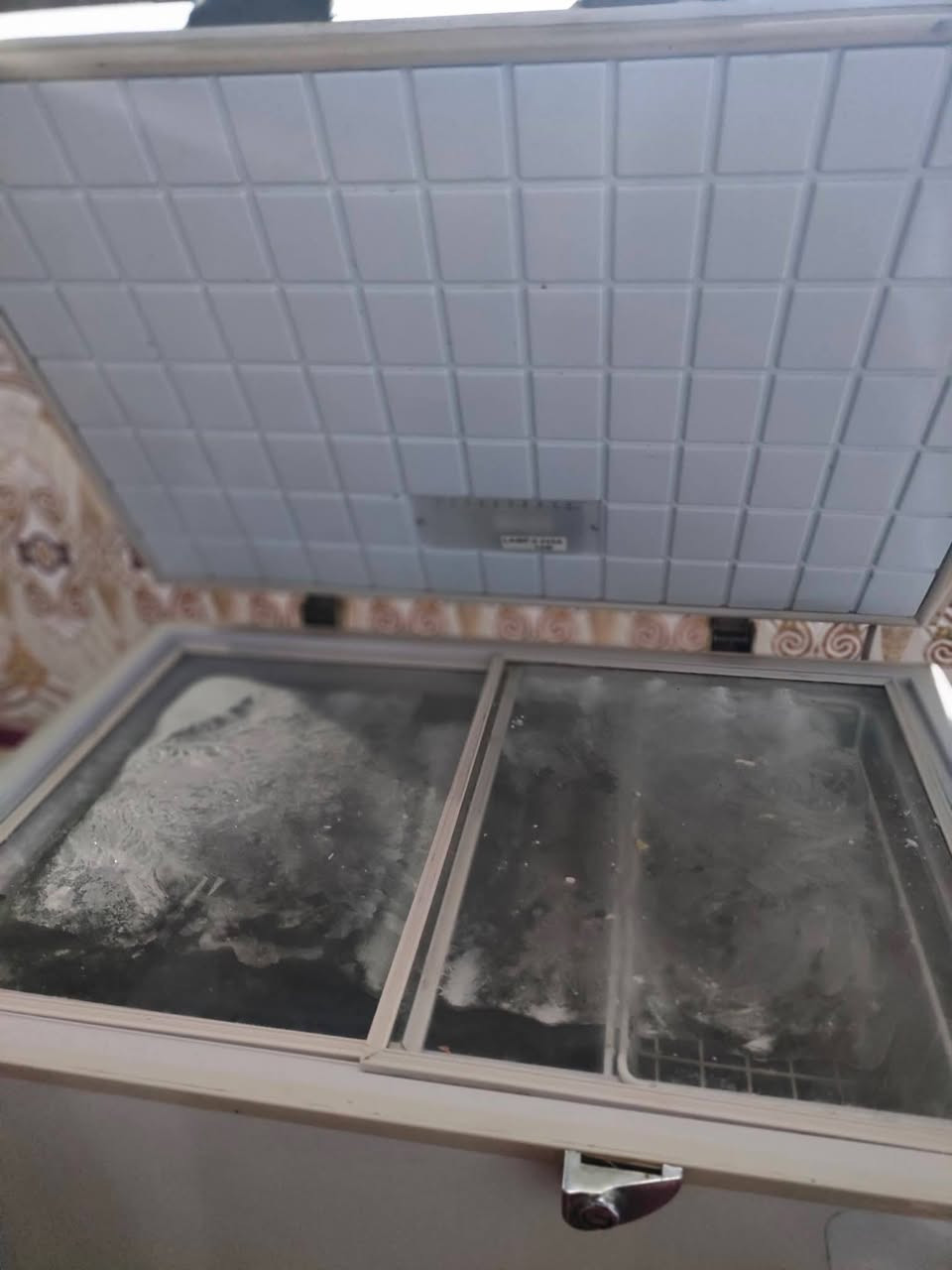 السلام عليكم مجمده رويال للبيع المجمده بلاديه نضيفه السعر ١٧٥٠٠٠الف وبيه مجال الاتصال على الرقم ***********
