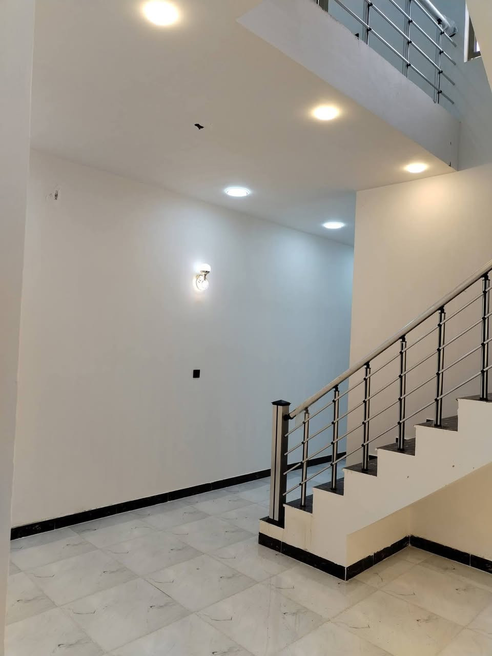 بسم الله الرحمن الرحيم
اللهم صل على محمد وآل محمد 

مشتمل عدد(٢) طابق ونص حي الخضراء مقابيل معارض السيارات رابع بيت عن شارع الرئيسي مساحه كل واحد ١٠٠متر بناء درجه اولا السعر الواحد ٧٢مليون وبي  مجال اي استفسار اتصال على رقم الموبايل ***********
