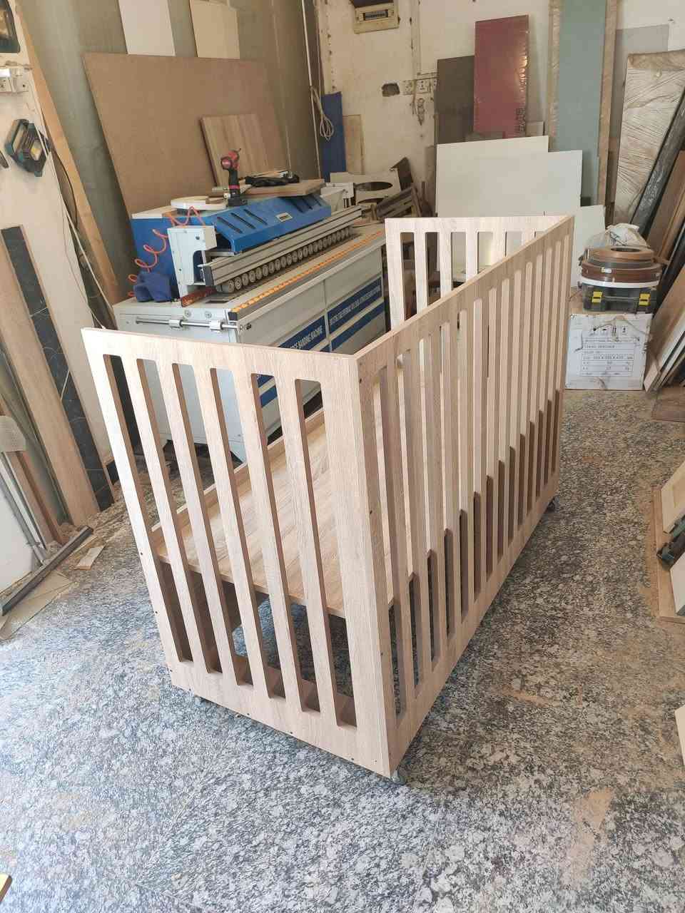 عمل سرير طفل حسب الطلب 
خشب mdf مع حفر CNC 
عجلات متحركة مع قبل 
محجر حماية 
امكانية تعديل ارتفاع السرير بسهولة 
عنواننا 
الديوانية حي الجامعة مجاور مدرسة ايسن الاهلية ✅ 
يوجد توصيل لجميع المحافظات 
***********

