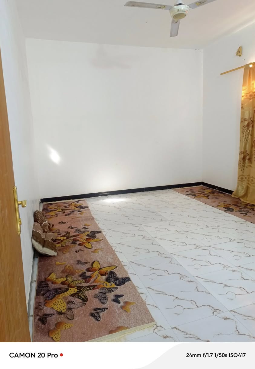 سلام عليكم 
دار للبيع حي الحكيم عبور
 الحولي مقابل الكشاوي 
خلف البيت الأبيض العالي 
المساحه 200م 10*20
بناء سنه 2025 أساس 
طابوق وبناء بلوك السقف صب مسلح 
يظم غرفتين نوم وهول داخلي صحيات داخليه 
مطبخ حار فقط بيتونه كامله صب صحيات خارجيه 
السعر والمعلومات التواصل على الرقم ***********
