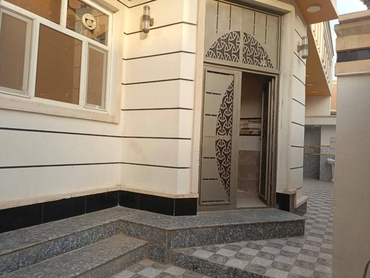 دار للإيجار في الرمادي الصوفية قرب جامع الصالح .

يتكون من استقبال و صالة و وكلدور و مطبخ و مجموعة صحيات داخلية وخارجية و غرف نوم عدد 2.

جميع الخدمات متوفره من ماء وكهرباء وطنية و مولد.

سعر الايجار 450 الف وبي مجال بسيط .***********
