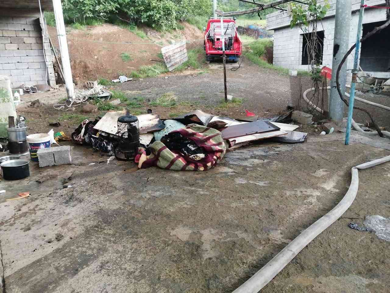 (هاوکاری مرۆیی،لێ قەومان و ماڵ سووتان)هاوکار بن
بە داخەوە نیوەڕۆی ئەمڕۆ ماڵی کاک بێتاوان، دانیشتووی گوندی شێرکاوە،باڵەکایەتی بە تەواوی سووتان و زیانێکی گەورەی ماددیان پێگەیشت.کاک بێتاوان خاوەنی چوار منداڵی قوتابییە و خێزانەکەی لە بارودۆخێکی ئابووریی سەختدا دەژین و هیچ جۆرە مووچە و داهاتێکی جێگیریان نییە. هەروەها، باوکی کاک بێتاوان کە تووشی نەخۆشی شێرپەنجەی سیەکان بووە بڕە پارەیەکی بۆ خەرجی چارەسەری و نەخۆشخانە بە ئەمانەت لەلای کوڕەکەی دانابوو، بەداخەوە ئەو پارەیەش لە ڕووداوی ئاگرکەوتنەوە سووتاوە.ئێستا ئەم خێزانە لە پێویستیان بە  هاوکاری ماددی  هەیە. بۆیە داواکارین لە هەموو خزم و هاوڕێ و دڵسۆز و خێرخوازان بە پێی توانا دەستی هاوکاری بۆ ئەم خێزانە درێژ بکەن، تاکو بتوانن لەم قۆناغە دژوارەدا دووبارە هیوای ژیان بگەڕێننەوە،ئەگەر کەمیش بێت هاوکار بن:
ئێف ئایبی،فاستپەی،کی کارد(***********)
ژمارەی خاوەن ماڵی سووتاو(***********)
