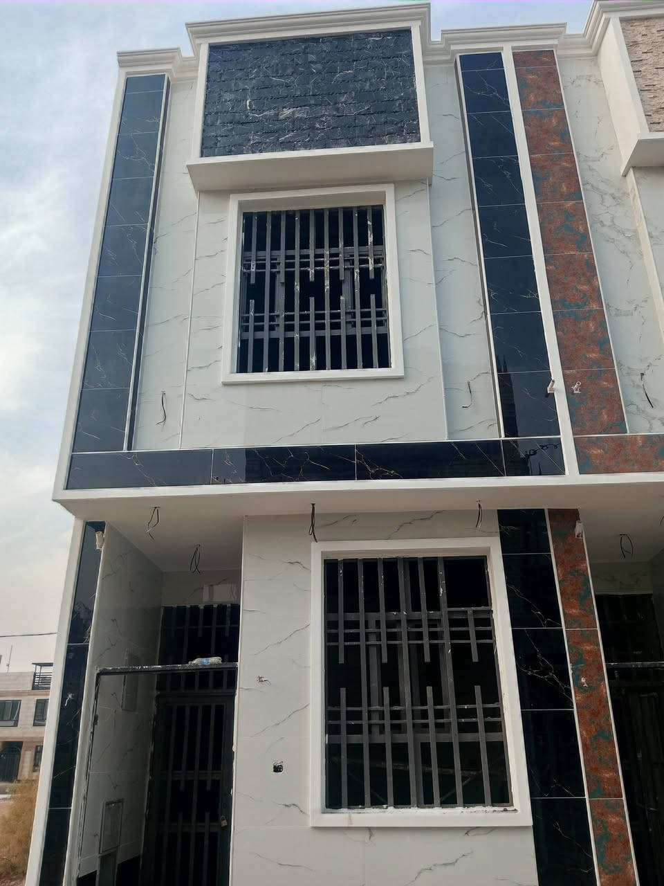 بيت 50 متر طابقين للبيع تسليم مفتاح العنوان كربلاء حي العباس قرب الحولي السايدين يبعد عن لامام كيلوين يرهم حسينيه او سكن السعر 80 وبي مجال ***********
