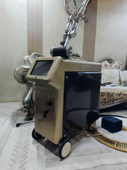 إعلان: "الوحش الأيرلندي الشامل" (Picolor Ultimate)
​العنوان:
💎 لأول مرة في البصرة: المجمع الطبي المتكامل في جهاز واحد (Picolor) الأيرلندي 🇮🇪💎
​النص:
"لأصحاب العيادات ومراكز التجميل النخبة (Elite Class).
وداعاً لتكديس الأجهزة! امتلكي الحل الشامل لكل مشاكل البشرة في جهاز واحد جبار.
نقدم لكم الجهاز الأيرلندي العملاق (PICOLOR) الذي يجمع بين قمة التكنولوجيا الأوروبية (Alexandrite + Nd:YAG) وتقنية البيكو ثانية المتطورة.
​🌟 لماذا هذا الجهاز هو 'الجوكر' الرابح في مركزك؟
لأنه يقوم  13وظائف أساسية تغطي كل ما تطلبه الزبونات:
​1️⃣ إزالة التاتو (الوشم) بجميع ألوانه:
بفضل تقنية البيكو، الجهاز يزيل التاتو الأسود، والأصعب منه (التاتو الأحمر)، وتاتو الحواجب القديم، بفاعلية تامة ودون ترك أي ندبات أو حروق.
2️⃣ تقنية Alexandrite & Nd:YAG:
الموجات الأقوى عالمياً لضمان نتائج طبية حقيقية وليست تجميلية فقط.
3️⃣ الليزر الكربوني (Carbon Peel):
جلسة النضارة الفورية (هوليوود بيل)، لتفتيح البشرة، غلق المسام، وإزالة الدهون.. الجلسة رقم 1 للمناسبات والعرائس 🌑.
4️⃣ تشقير الشعر (Laser Bleaching):
تحويل الشعر الوبري (في الوجه والجسم) إلى لون ذهبي غير مرئي، خدمة مطلوبة يومياً 👱‍♀️.
5️⃣ علاج التصبغات والكلف (Melasma):
تفتيت الكلف العميق والسطحي، النمش، وآثار الشمس وتوحيد لون البشرة بالكامل.
6️⃣ علاج الهالات السوداء:
برنامج متخصص لتجديد منطقة تحت العين وإزالة التصبغ الداكن (Panda Eye).
7️⃣ جلسات البيبي فيس (Baby Face):
تقشير وتجديد سطح البشرة لإعطاء ملمس ناعم كبشرة الأطفال.
8️⃣ إزالة الوحمات والشامات:
التخلص من الوحمات الولادية والشامات السطحية بأمان تام.
​💎 مواصفات الجهاز التقنية:
​المنشأ: أيرلندا (صناعة أوروبية ثقيلة - Heavy Duty).
​تقنية المعالجة: (Skin Regulation) لإعادة تنشيط خلايا البشرة وتحفيز الكولاجين.
​الحالة: نظيف جداً (شبه جديد)، تبريد قوي، جاهز للعمل الشاق.
​📍 الموقع: البصر
💰 ا).
​🚫 ملاحظة: هذا الجهاز يغنيك عن شراء 3 أجهزة مختلفة. استثمار ذكي للمحترفين فقط.
للحجز والاستفسار:
(***********)
​💡 شرح تقنية "البيكو"
​
​ما هي؟
أجهزة الليزر القديمة (نانو ثانية) تضرب الصبغة مثل "المطرقة"، فتكسر الحبر إلى "حصى صغيرة". الجسم يجد صعوبة في التخلص من هذا الحصى، وتسبب حرارة وألماً.
أما جهازك (البيكو ثانية): فهو أسرع بـ 1000 مرة! يضرب الصبغة بسرعة خيالية تفتتها إلى "غبار ناعم جداً" (مثل البودرة).
​الفائدة للزبونة:
​جلسات أقل: ما يحتاج 10 جلسات بالقديم، ينتهي بـ 4 جلسات بالبيكو.
​ألم أقل: لا توجد حرارة عالية تحرق الجلد.
​أمان: يزيل التاتو الأحمر والأخضر الذي تعجز عنه الأجهزة العادية. البصرة
