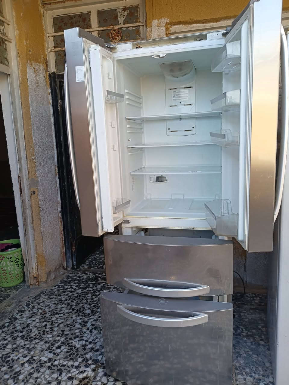 ثلاجه مجمده نفس لوقت حجم كبير نضيفه جدن شغاله علفحص تجميدهه فول لسعر270  بغداد مدينه الصدر يوجد توصيل ***********

