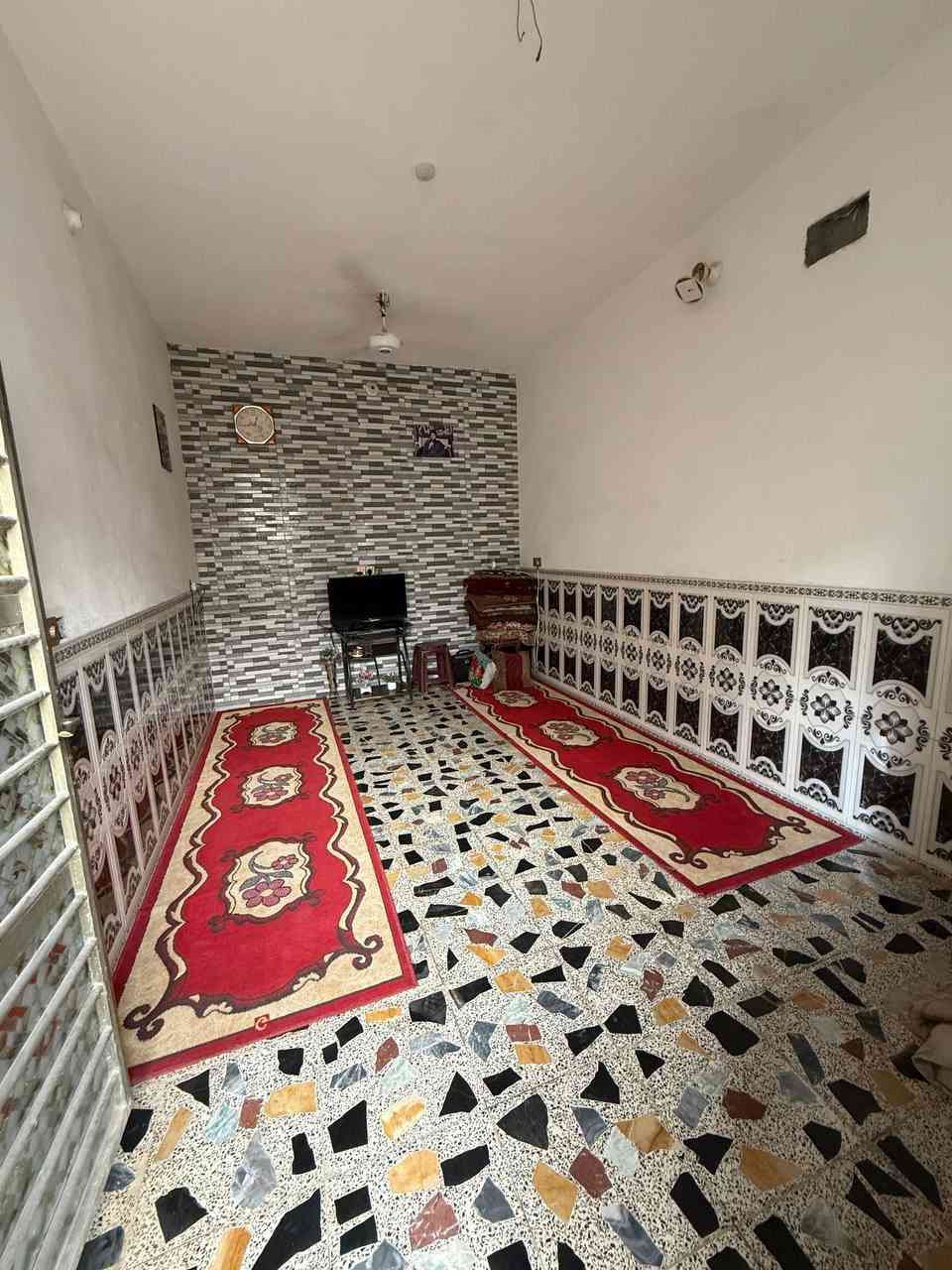 � للبيع بيت زراعي مميز – موقع استراتيجي 🔴ومراوس يم جسر الفرنسي
📍 الموقع:
بين منطقة أبو رشاد ومنطقة البستان والكمالية
قريب من مدارس المعوقين

📐 المساحة: 115 م
🏠 المواصفات:

 • طابقين
 • 3 غرف نوم
 • صالة كبيرة
 • استقبال واسع
 • مطبخ كبير
 • ترك (حوش) كبير
 • طرمة
 • بناء حديث طابوك
 • السطحين شتايكر
 • البيتونة شتايكر (عزل كامل)

✨ البيت مناسب للسكن أو الاستثمار
✨ موقع هادئ وقريب من الخدمات
✨ تشطيب قوي ومتين

📞 للاستفسار والمعاينة يرجى الاتصال

0 777 334 0375
