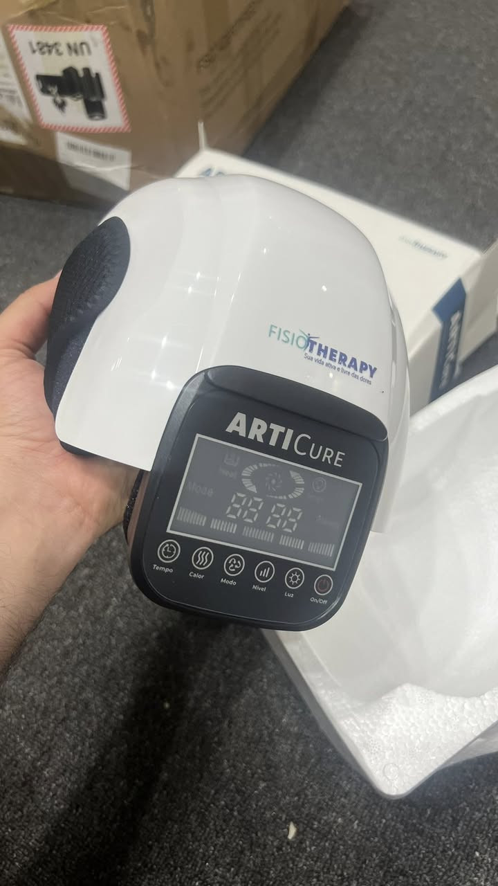 جهاز علاج طبيعي منزلي مخصص للركبة. 
العلاجات المقدمة: يجمع الجهاز بين أربع تقنيات: تدليك بالاهتزاز، تدليك بالضغط (AirPulse)، علاج حراري (تدفئة)، وعلاج بضوء LED بالأشعة تحت الحمراء. 
المميزات: يحتوي على شاشة لمس LCD، مستويات تسخين متعددة (مثلاً 45-55 درجة مئوية)، وميزة مؤقت وإيقاف تلقائي. 
الاستخدام: مصمم لتخفيف آلام الركبة، وتيبس المفاصل، ووجع العضلات.


**إذا كنت صاحب هذا الإعلان وتريد حذفه لأي سبب، رجاءا أرسل رسالة إلى الدعم الفني**