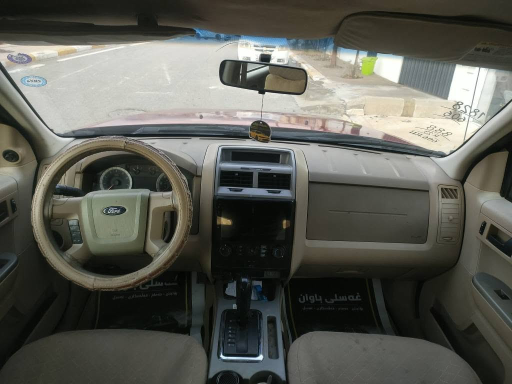 فۆرد ئیسکەیپ 2008
v6
فوول مواسەفات 
دەبڵ ئەکسل 
دژە خلیسک
سنوق شەفت 
تحدید سورعە
شاشە ئایپات 
ڤۆلیۆم شاشە 
کوشن کارەبا 
ناو زەرد
تەبرید سارد و گەرم بەشەرت
4 تایە و ویلی لۆکی بۆ بەسراوە
گێڕ و مەکینە و کارەبایی بەشەرت  سەنەوی تا 2030 یان 2028 بەشەرتی تەحویل و غرامە و بەناو کردن
2 پارچە بۆیاخە
شوێن : هــەڵــەبجــەی شــەهــید
*********** حلبجة, السليمانية
