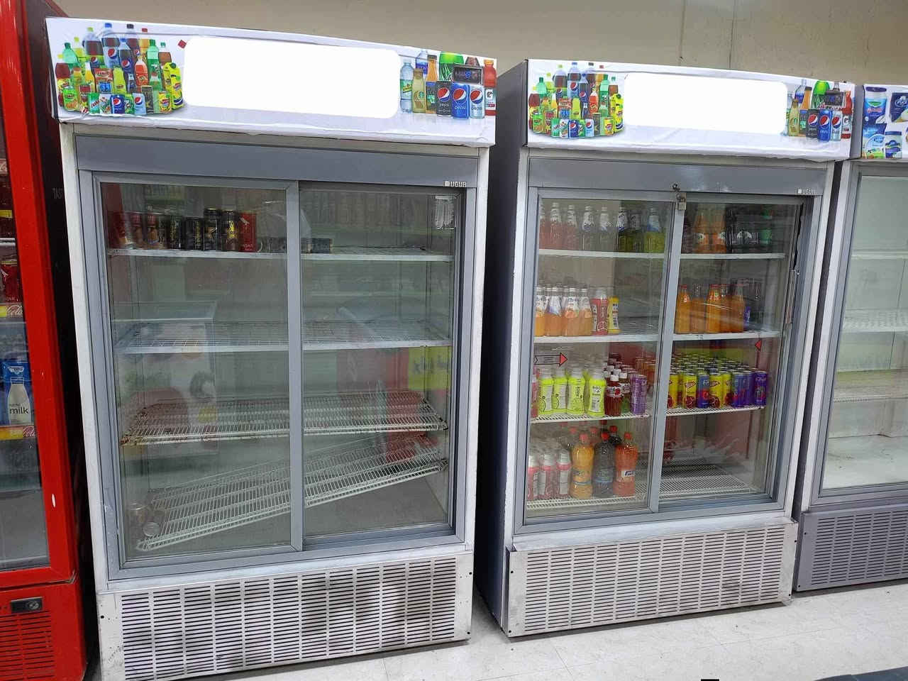 السلام عليكم ورحمة الله وبركاته
عارضات عاموديه حجم كبير بابين عدد 4 نفس الشكل و نفس اللون طخم واحد مستعملات و نظاف 
للاستفسار الاتصال عل الرقم الاتي ***********
