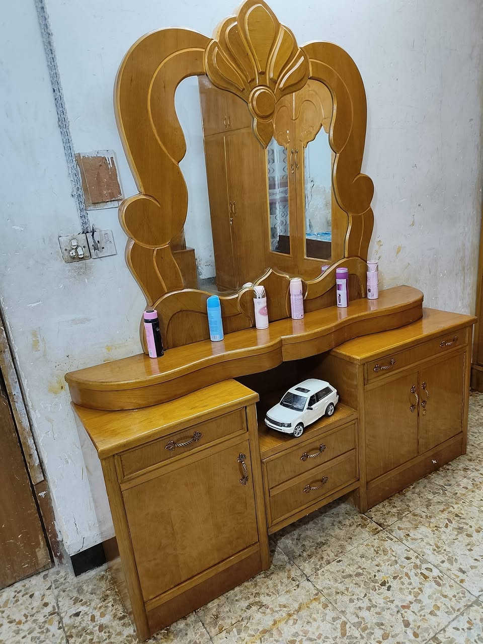 غرفة نوم للبيع تسكام صاج مابيها اي ضرر مكاني حلة شارع 80 قرب مدينة العاب ارض بابل السعر 750 وبيها مجال ***********
