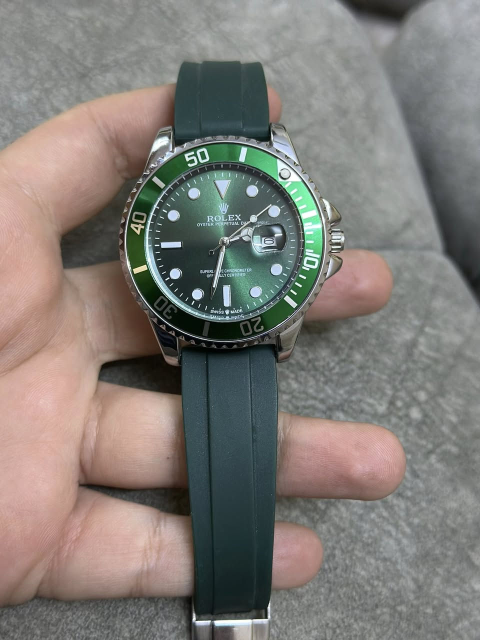 ساعه رولكس امزون اوربي سير ربل قفل بحري رنك فرار عداد تاريخي قطعه شغاله ونظافه تامه كلش 
وسبحة نارجين اصلي ونظيفه كلش مرتبه من القديمات 
سعر الساعه والسبحة / 20 الف 
يوجد توصيل ***********
