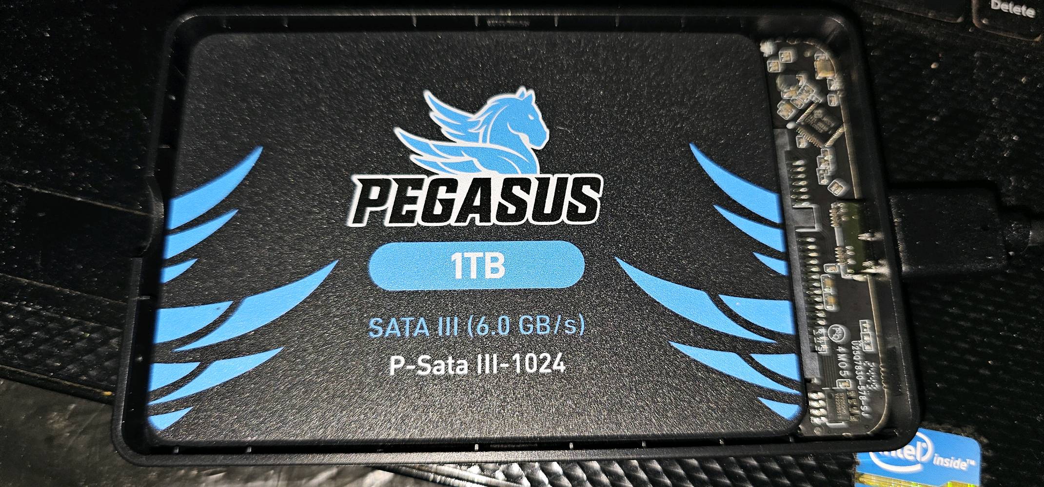 هارد دسك ssd 1 TB. جديد بسعر 125.000
شنو الموديل الدقيق للهارد المعروض للبيع بالضبط؟ لأن الصور تبين أكثر من نوع (Samsung 870 EVO / Pegasus / SSD خارجي)، فشنو القطعة المقصودة؟: 
ssd
الهارد SATA لو M.2/NVMe؟ وكم سرعة القراءة/الكتابة الحقيقية أو نسبة الـ Health والـ SMART إذا متوفرة؟: 
sata
الهارد جديد تماماً لو مستعمل؟ وكم مدة الاستخدام الفعلية إذا كان مستعمل؟: 
مستعمل 4 ساعة فقط يعني فحص فقط
أكو ضمان/كفالة أو فاتورة شراء؟ وإذا ماكو، هل تقبلون فحص قبل الشراء؟: 
نعم
وين موقعكم بالعراق؟ وهل التوصيل متوفر لو الاستلام يد بيد؟: 
بغداد حي الجامعة توصيل متوفر