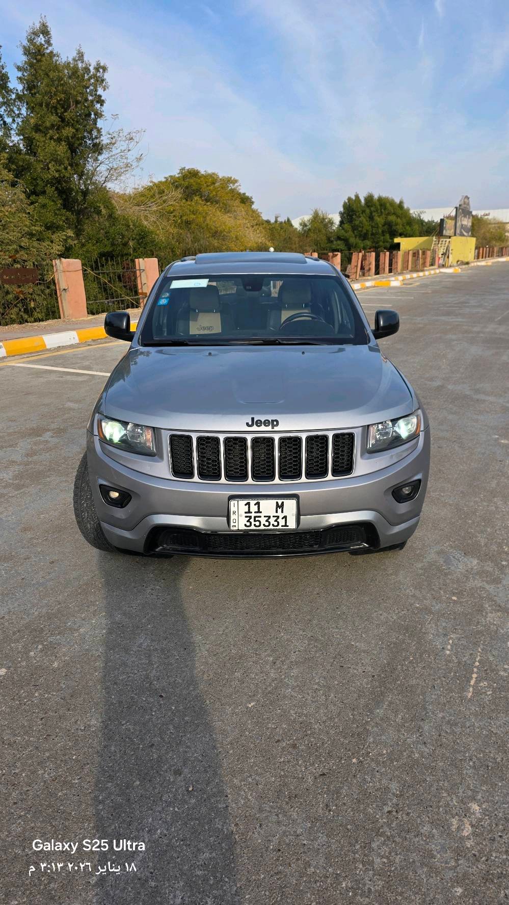 🚙 جيب جراند شيروكي 2015 – V6
اللون: سيلفر
🔧 المحرك والأداء: محرك 3.6 لتر V6، قوة 290 حصان
260 عزم دوران 
ناقل حركة أوتوماتيك 8 سرعات
دفع رباعي 4×4
صرفية وقود تقريبية:  20 لتر / لكل 100 كم
🛋️ الداخلية والراحة: شاشة معلومات ونظام ترفيهي
تكييف مزدوج المناطق
تشغيل بالبصمة + تشغيل عن بعد 
كاميرا خلفية
أزرار تحكم على المقود + تدفئة المقود
المراء الوسطية كهربائية (اوتوماتيك) 
مقعد السائق كهرباء + تدفئة مقاعد امامية 
نظام Uconnect (في الفئات العالية)
🛡️ الأمان: وسائد هوائية 
مثبت سرعة (Cruise Control)
نظام مراقبة ضغط الإطارات
سناسر خلفية (حساسات) 
🚗 المظهر الخارجي:
أضواء زينون أمامية وضبابية
مرايا الجانبية هيتر
فتح السيارة باللمس أو ريموت
عجلات ألومنيوم
🛠️ ميزات إضافية:
فتحة سقف
ديكور داخلي فخم (جلد/خشب)
نظام تعليق ناعم ومريح
🛠️ الضرر: فقط باب السائق مبدل ومصبوغ بامريكا بالشركة
📍 الحالة: الصدر الامامي يحتاج الى صيانة فقط! (الحدادية)
💰 السعر: 22.000$ قابل للتفاوض للجادين
📞 للتواصل: *********** / واتساب او اتصل على الرقم مباشرة!
