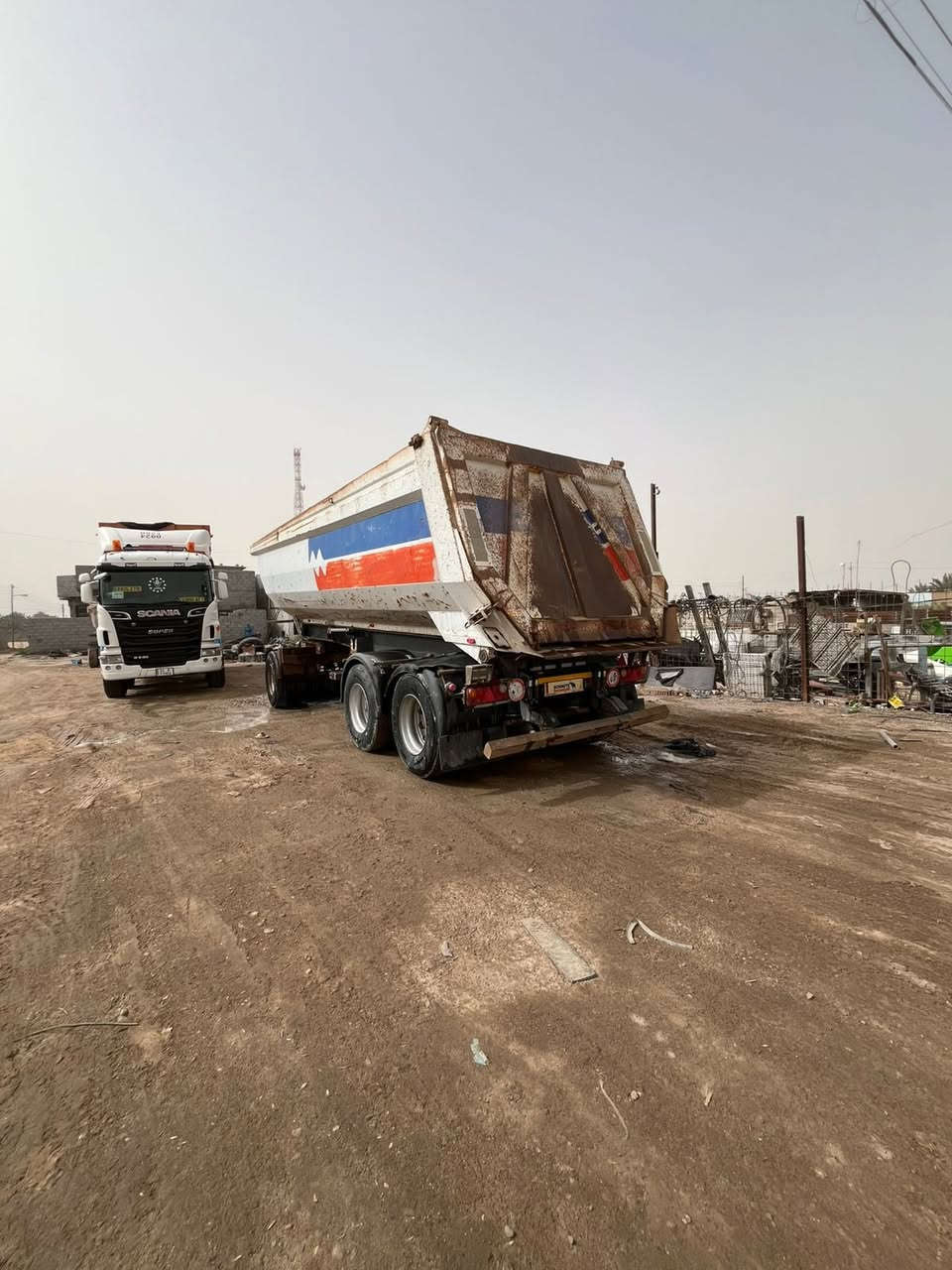 سلام عليكم مقطوره حوضيه للبيع دنكيرين جوبلس بلاديه ذره 27متر تصير عربانه تريله تصير مقطوره تايرات 22نص عمر كفاله من كلشي سعر170بيه مجال ***********
