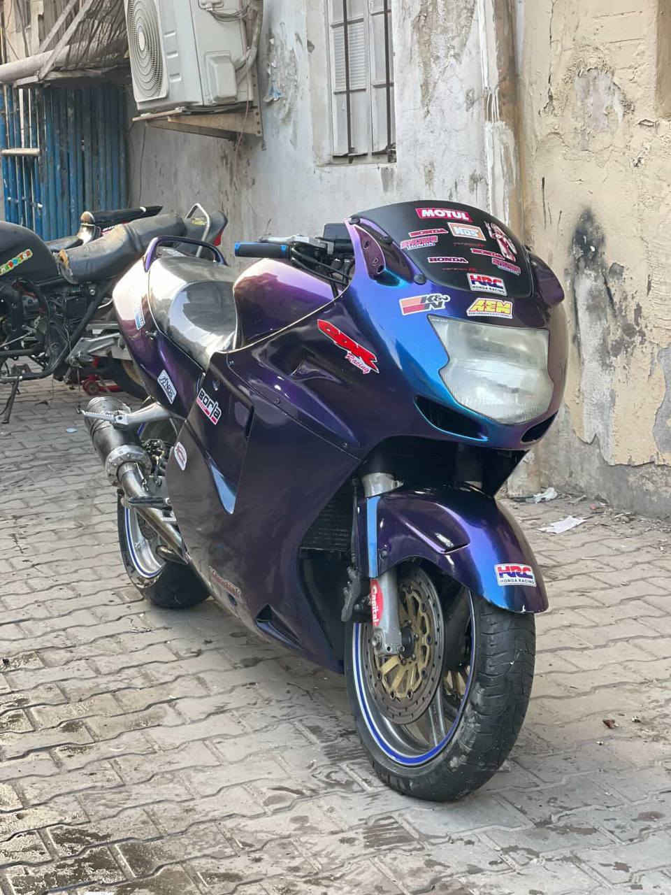 السلام عليكم من رخصت الادمن المحترم  هوندا سيبي ار بلاك بيرد 1100 الكيج 320دراجة جاهزه ونكرة بكل وقت ونصبتها حلوه شلعه ومعدل بس بيها صوت خفيف طلع عندي بالمشي من ازير علهيا الدراجة خرسة شكد متصور الصوت رعب بيع او مراوس مكاني بغداد الجديدة او هاذا رقمي ***********
