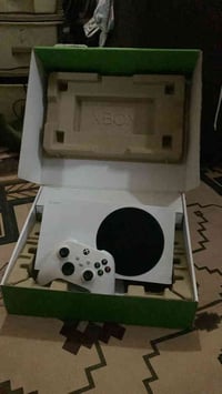 اكس بوكس سيريس اس كامل ملحقاته وكيبلات وستعمال اسبوعين فقط بسبب الدراس...