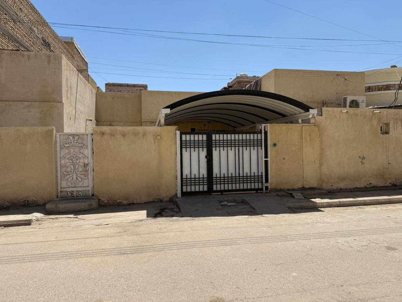 بيت للبيع طابو صرف تحويل مباشر بناء قديم ينباع قطعه المساحه 300 متر العنوان إسكان الصناعي نزله الجامع فرع مهند الكصاب السعر 275 مليون وبيه مجال قليل هاتف صاحب الدار ***********
