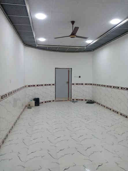 بيت للبيع ثلاث غرف نوم وديوانيه خارجيه وحمامين مساحه 300..متر.   زراعي خلف المدينه الكرفانيه *********** واتساب
