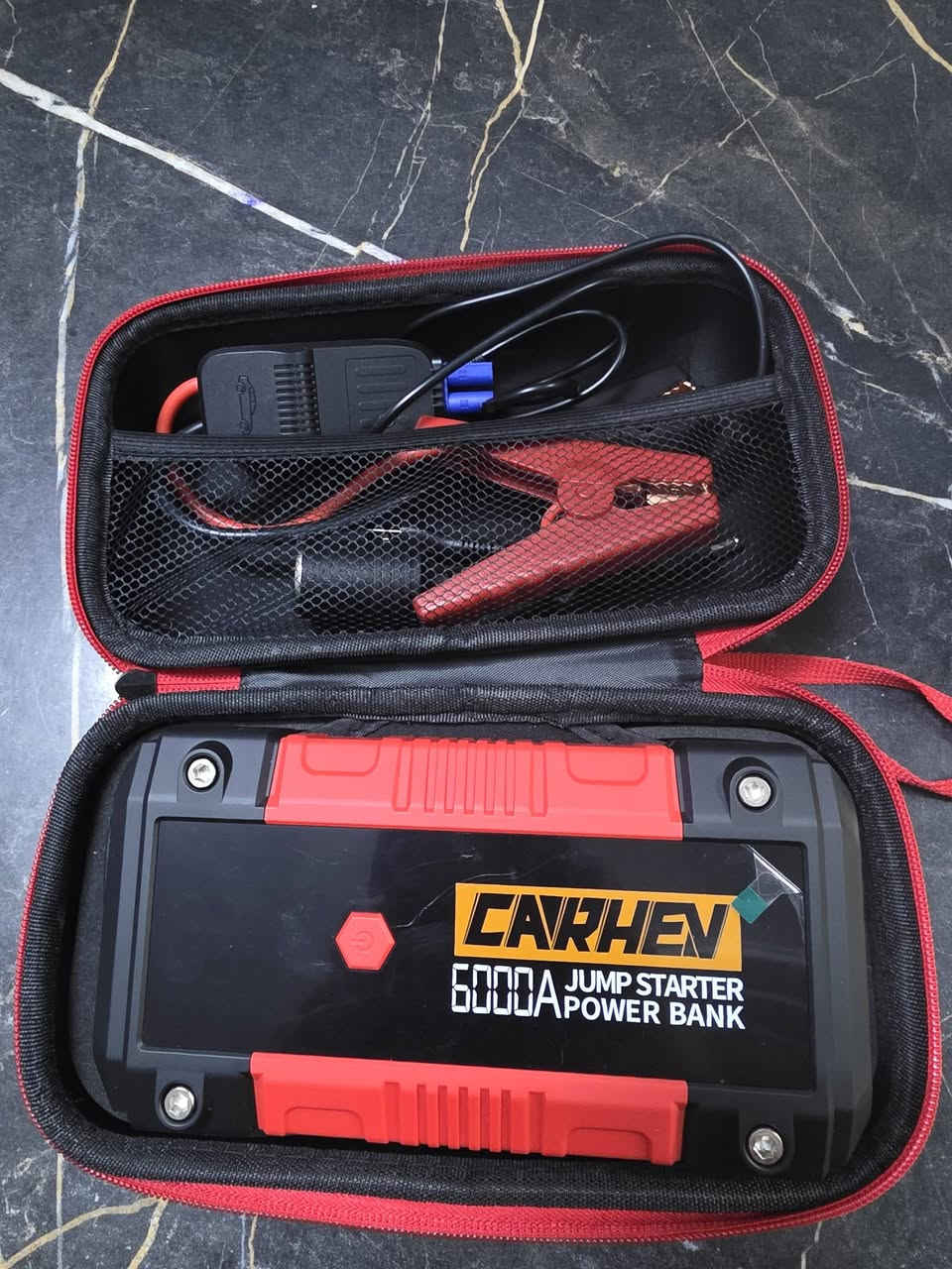 هذا الجهاز هو شاحن بطارية سيارة متنقل (Jump Starter) من شركة Carhen بقوة 6000 أمبير، ويستخدم لتشغيل محرك السيارة عند نفاد بطاريتها دون الحاجة لسيارة أخرى.المكونات والوظائف الأساسيةجهاز الطاقة الرئيسي: يحتوي على بطارية مدمجة قوية ومنافذ شحن.ملاقط البطارية: كابلات باللونين الأحمر (للموجب) والأسود (للسالب) لتوصيل الجهاز ببطارية السيارة.مصباح LED مدمج: للإضاءة أثناء حالات الطوارئ الليلية.مخزن طاقة (Power Bank): يحتوي على منافذ USB لشحن الهواتف والأجهزة الذكية.خطوات
للاستفسار عالواتساب ***********
