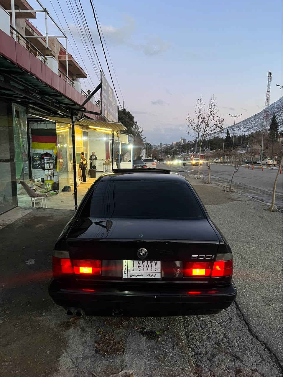 {بِسْمِ اللَّهِ الرَّحْمَنِ الرَّحِيمِ} 
بیئێم 535AI تۆماتیک مۆدیل ١٩٩٢ فول مواسەفات سلایت 
چوار جام کارەبا 
گوشین شامۆ 
پێش پان 
لایت ئەڵقە و زینۆن 
سوکان ڤۆلیۆم 
سوکان ئێرباگ 
پەردەی دواوە بیلادی 
تەبردی سارد گەرم بە شەرت لەسەر سویج
تازە کورەی بۆ کراوە لەسەر ساغە 
تایەو ویلی حەسیری لۆکی لە ژێرە 
گێر و مەکینەی بە شەرتی ١٠٠ فیتەر 
هەموو گیانی لەسەر بیلادی ماوەتەوە 
گڵۆپێک نەقسی نیە 
بێ لێدران تەنها جەمپێکی دواوەی هەیە بێ ناو گرتن 
ڕەقەم کەرکووک بە شەرتی بەناو کردن  پاکانەشی بۆ کراوە غڕامەش بە شەرت 
سعریشی ٦٢ گەڵاو کەمێک مەجال 
شوێن شەقڵاوە 
ژ.م***********
ژ.م*********** شقلاوة, أربيل
