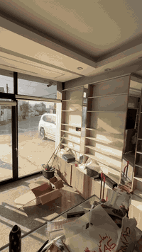 السلام عليكم
رفوف عدد8 مع ميز وعارضات كلهن جديدات استخدام شي قليل يرهمن بمحل مال كوزمتك او صيدلية او اسواق
عنوان بغداد حي العامل التواصل على الرقم

‭ ***********‬
