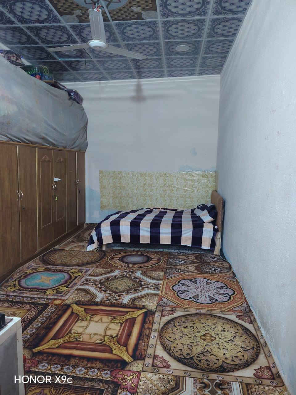 دار للبيع خلف الملعب شارع حسن المجتبى مساحه 150 عكاده  مواصفات غرفتين هول براني  حمام داخلي  تواليت خارجيه  ثنين منور سعر خاص ***********
