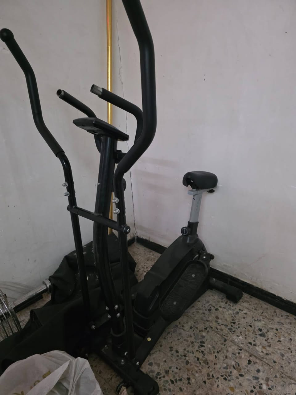 السلام عليكم من رخصه الادمن المحترم 
ثلاجه سعرها 250 
غساله 80 
جهاز رياضي 100 للاستفسار ***********
