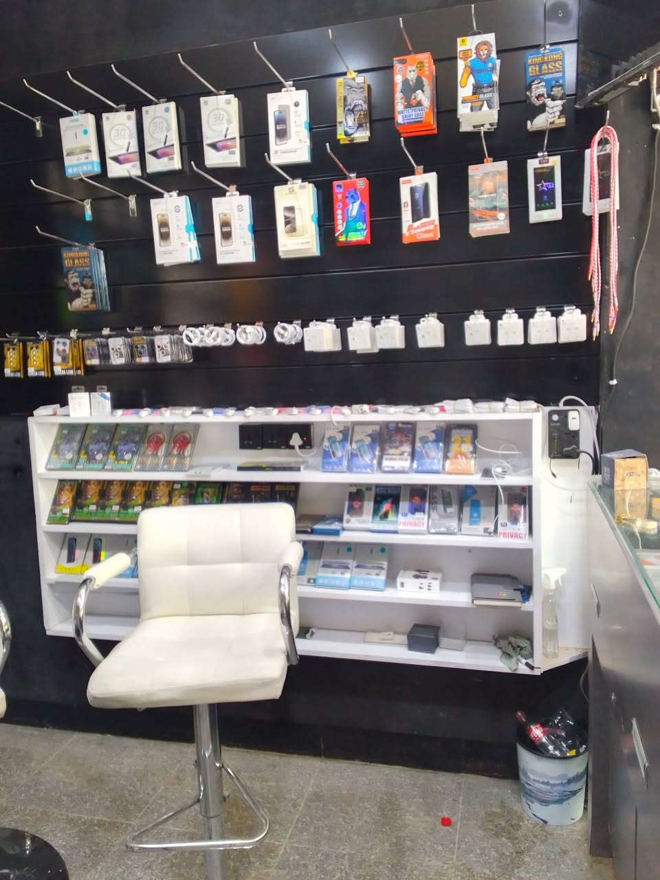 محل موبايل للبيع مع رفوف مع 3ميز عرض مع 3كرسي مع اكسوارت الاتصال وتس ***********
