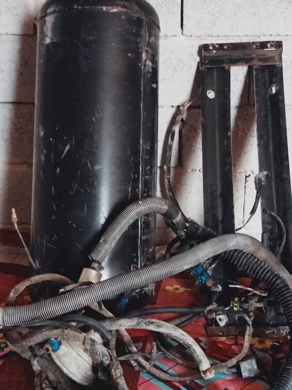 منظومه الغاز مال سياره موجوده بواسط نعمانيه وجديده ونضيفه لخير دراجه ما مستعمله هواي رقم ***********
