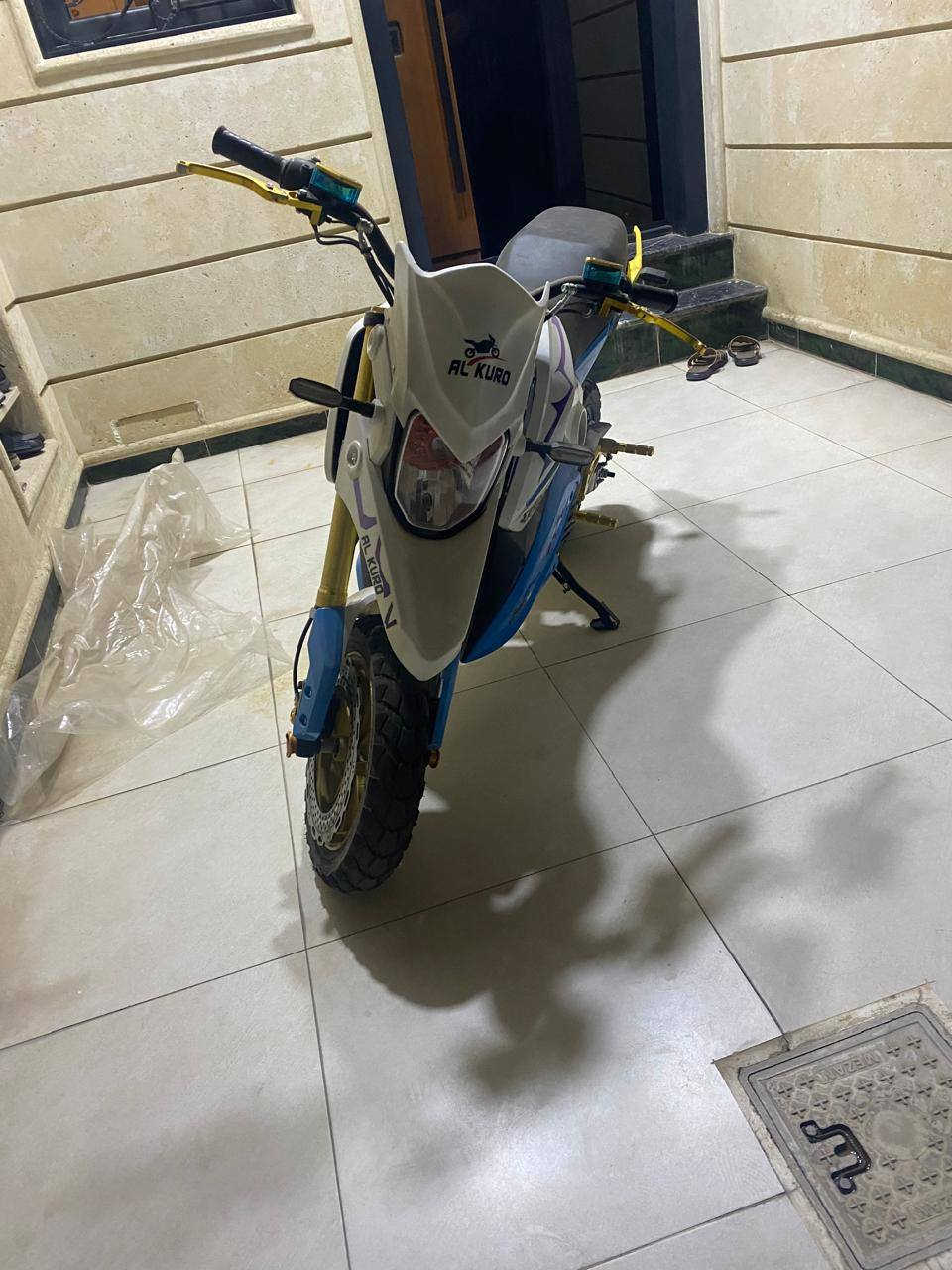 السلام عليكم
دراجه شحن للبيع نظافة 100% 
شرط اذا بيها اي عيب لاتاخذها مستعملة 
20 يوم فقط لا اكثر كلشي بيها جديد شرط 
السعر مليون و100 للاستفسار 
***********
كركوك حي الواسطي .
