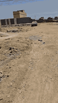 بسم الله الرحمن الرحيم 

تصوير قديم 

دار لبيع ..مساحه 200
خريطه المنزل غرفتين خلفيات  
مناور عدد 2+حمام +تواليت
مطبخ كبير بارد+حار ...حولي كبير 
استقبال 5×6
كراج حديقه صغيره  حمام +تواليت 
بيبان +شبابيك تفصال 
الاستفسار 
***********
***********
