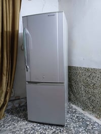 ثلاجه مجمده نفس الوقت  شغاله عفحص   28 قدم  لسعر240 بغداد مدينه  الصدر...