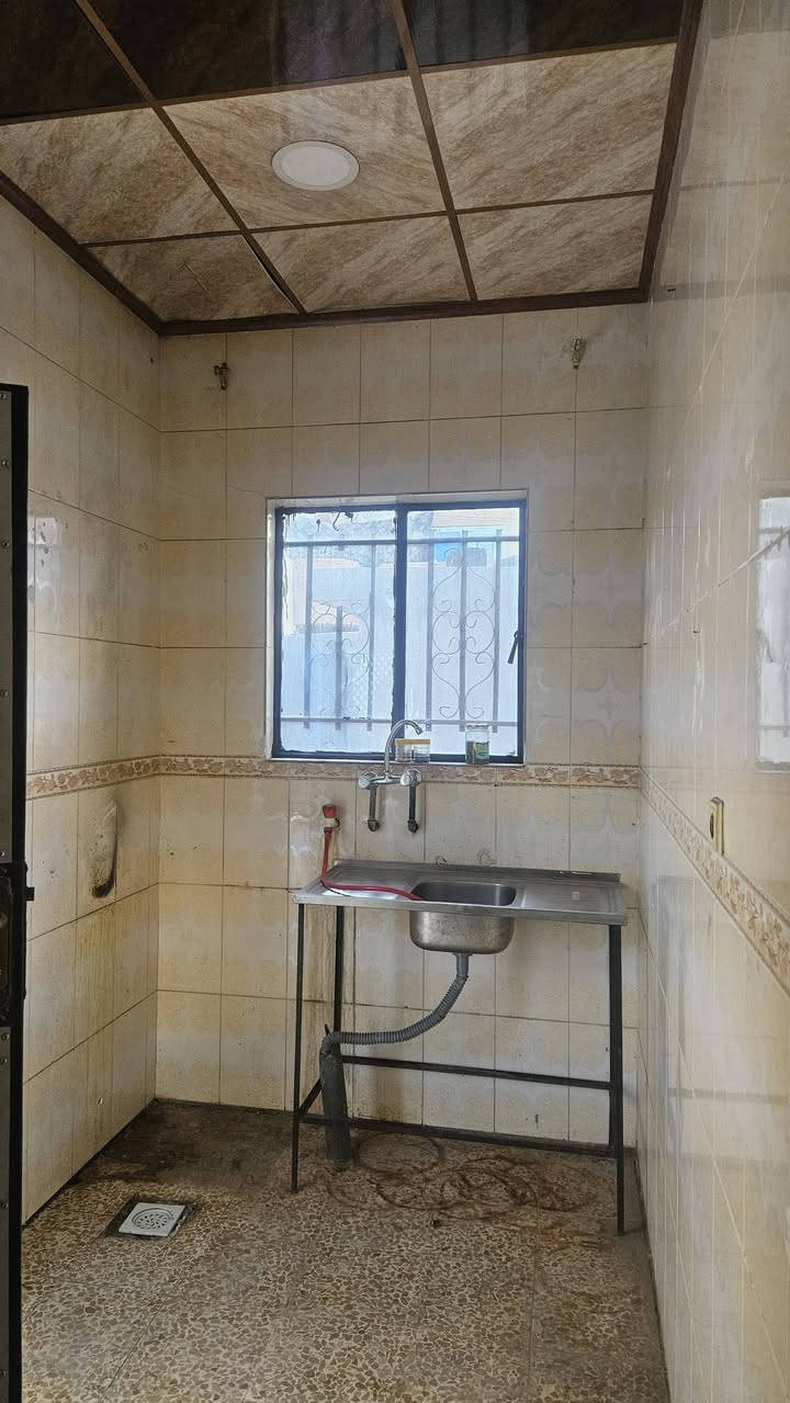 بيت ١٠٠ متر طابق واحد للأيجار
الموقع/ سومر (الساهرون الثانيه) خلف السايدين
بدل ايجار / ٢٥٠ الف 
سقوف كاشي سيراميك
‏‪0751 806 8234‬‏
‏‪***********‬‏
