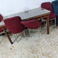 ميز طعام • ٤ كراسي • ٣ بحاجة لحيم