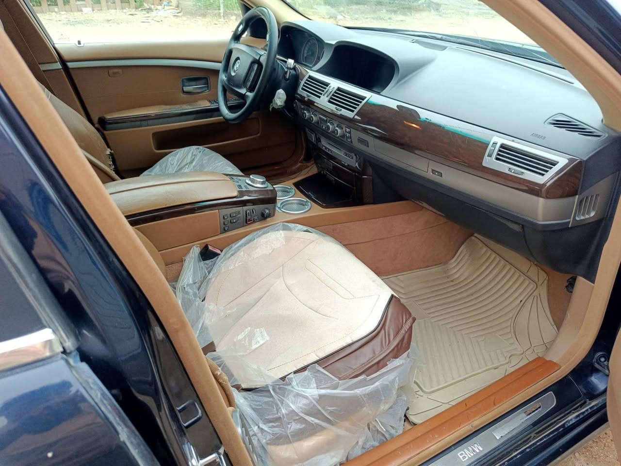 السلام عليكم
بي ام باخره موديل 2008 فول مواصفات 
السياره مكفوله من الكص والصبغ 
تحكم استرن 
كشنات خزن 
رادار حساس خلفي امامي
وارد ياباني 
مكينه كير  تخم تاير جديد 
تبريد ثلج تدفىئه باكشنان 
فول مواصفات معروفه الباخره
فتحه طكتين 
جنطه شفط 
بيبان شفط 
كشنات كلها كهرباء + جلد 
متومه على وحده فقط ارقام + سنويه ع الشاصي  
السعر 75
رقم تلفون ***********
