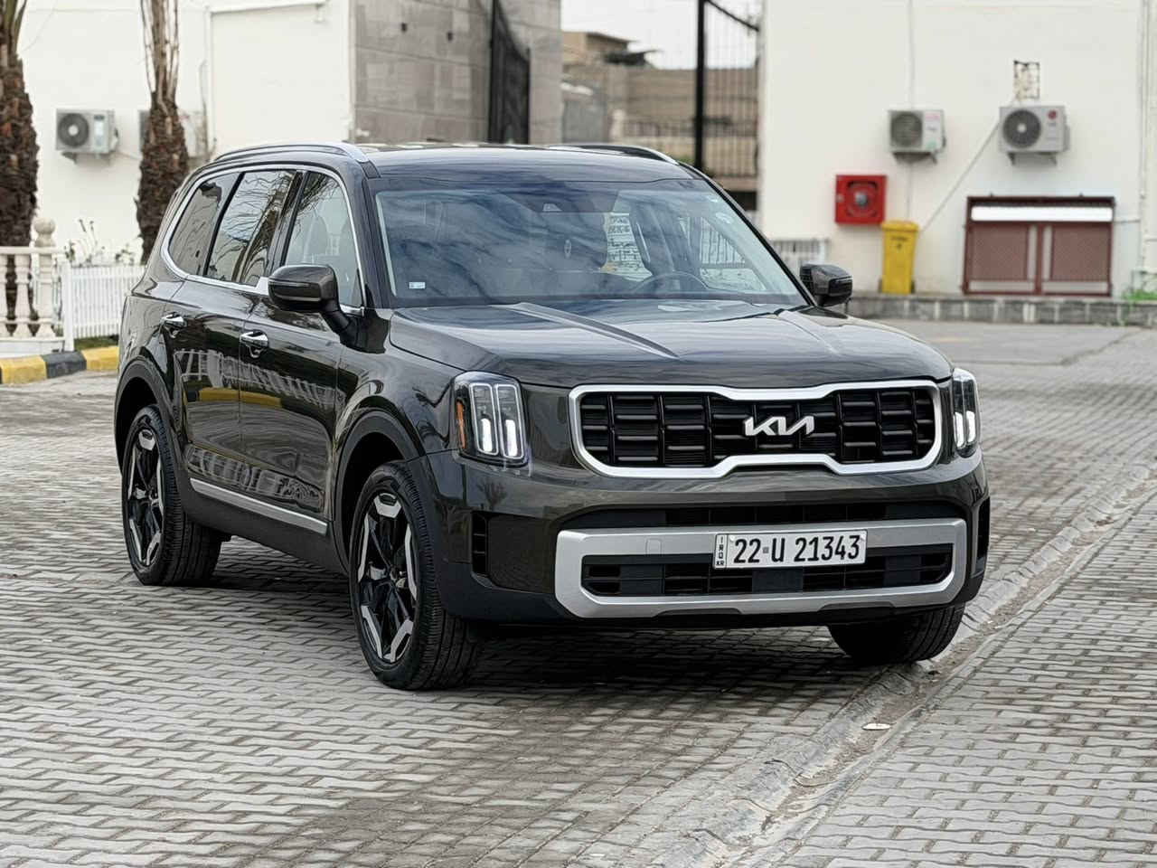 -
كيا تلورايد 2024 موديل  رقم اربيل هزه وفحص وترقيم جديد  وارد امريكا السيارة 
بيها جاملغ مبدل مال سايق + تصليح 
جزء من البنيد . جميع الايرباكات سليمة 
ولا واحد طاك . 
مواصفات S تجي فول عدا السلايت
كشنات جلد سياحي منفصل
محرك 3.8.L.vin 6 
دشبول الكتروني  متصل مع شاشة
كامرا خلفية دوارة 
رادارات  امامي وخلفي وجانبي
لايت زينون عالي ناصي 
لد نهاري + بك لايت لد
تدفئه كشنات 
انظمة قيادة متعدد
تحديد مسار قيادة آليه 
تحكمات استيرن جهتين
وباقي المواصفات معروفة للسيارة
285  ورقة سعرها 
بغداد حي الجهاد الاطباء
واتساب او الاتصال عالرقم
***********
