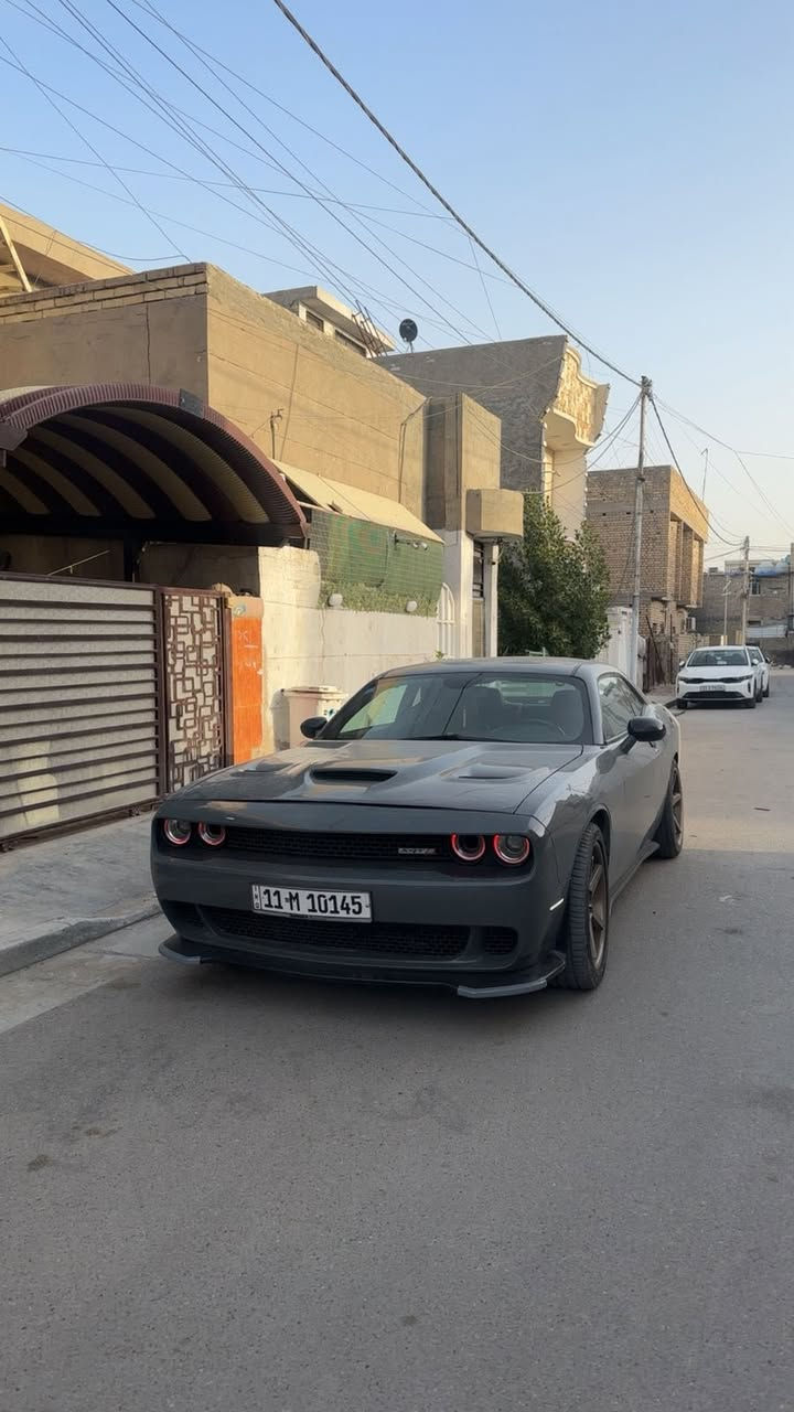 جالنجر ١٨ للبيع
اللون: اسمنتي 
سنه الصنع: 2018
الفئه: sxt
المواصفات: شاشه وسط كشنات لون احمر (نص مواصفات)
الإضافات:ويل روهان اخر اصدار لون شمباني اصل مو صبغ ٦٠٠ دولار 
عدسات متغيره ٩٩ وضعيه LGP ٢٥٠ دولار
جنح srt
شفقه srt
ديفيوزر srt
دواسات srt 
لحيه srt
كفارات مري كاربون فايبر
بنيد ٣ فتحات helcat
دعاميه helcat
(السياره متصرف عليها ربع دينار مكانيكا وشكليا مرتبه من الدعمية للدعامية) 
((((((السياره بيها قطع صبغ ابيع عام سونار موجود )))))) 
                للبيع 
 مكان السيارة بغداد الغزاليه 
***********
السعر 135 وبيها مجال
