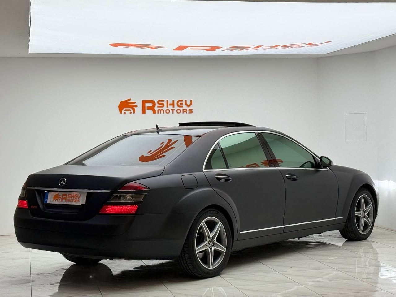 Mercedes S350 2008
مرسيدس اس كلاس ٣٥٠ ٢٠٠٨ 

فول فول للاخير مواصفات (مقاعد تدفئة تبريد مساج خزن-جكات تصعد و تنزل-فتحه سقف-حساسات خلفية)

مكينة ٦سلندر حجم ٣.٥لتر تنفس طبيعي
ماشية 428,000 كيلومتر و بحالة ممتازة 

السيارة مكفولة سقف و حزام ب شرط مغلفة لاصق مات
رقم اوروبي منافيس ابراهيم الخليل يعني كلشي بيها شرط
مكينة مبدلة يعني مكينة زيرو بعد و السيارة جديدة
مكفولة من كير و محرك و كهربائيات

و ب سعر(115$) ورقة و بيها مجال

مكان السيارة

دهوك -معرض ارشف R-Shev
رقم51 من معارض التيرمينال 

***********
*********** دهوك, العراق
