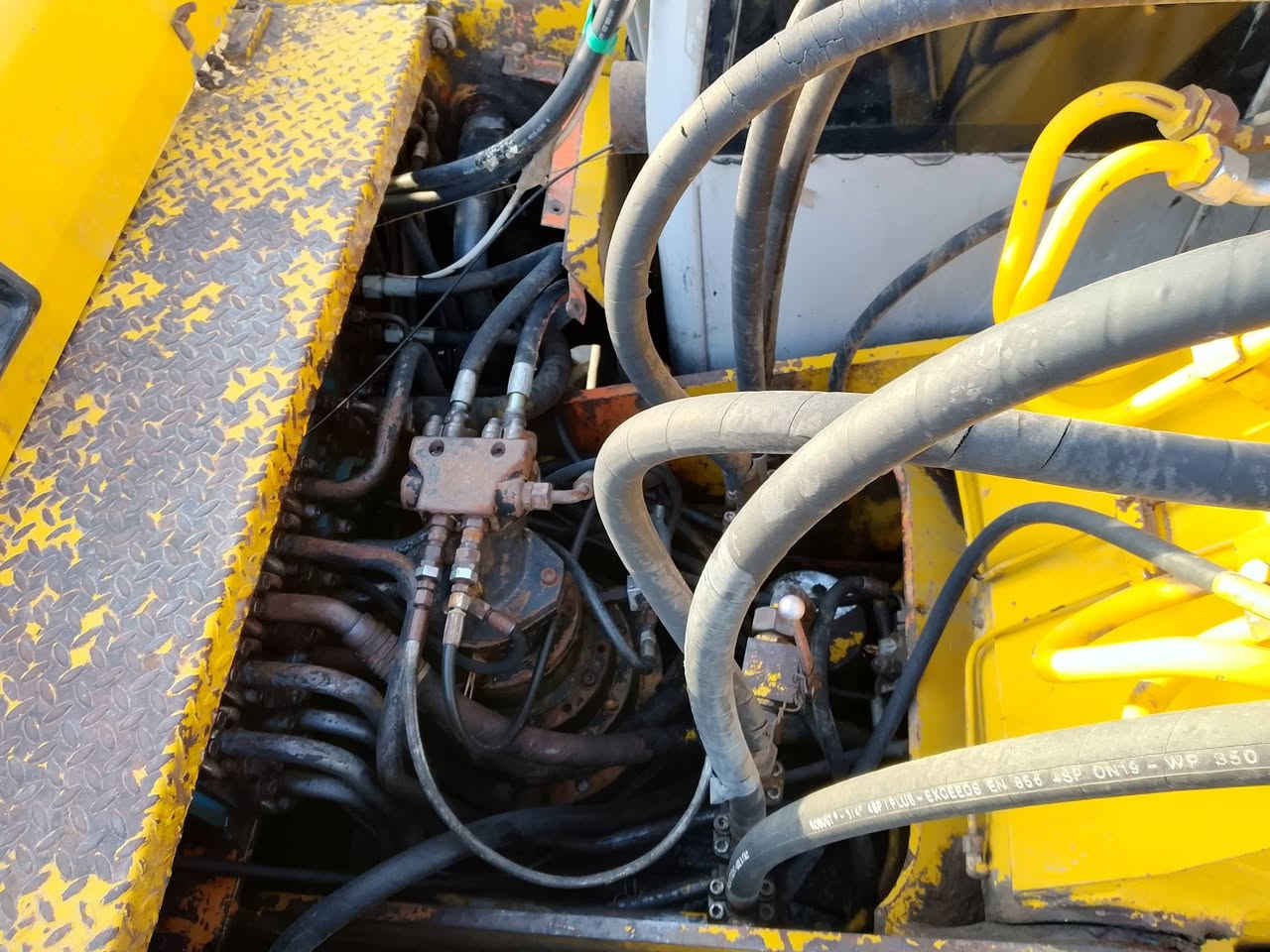 سلام عليكم
حفاره فيات هيتاشي للبيع. حجم ١٦٥

موديل ١٩٩٨.  محرك لا صرف ولا بخار كهربائيات كير بريك تأسيس نقار شرط. صينية ما بيها ملعب. تبريد مضخة بلاد حجم ١٣٥ كيلة حجم ٦٠ ويا  شرط تحويل.  سعر١٤٠    *********** مكان كركوك
