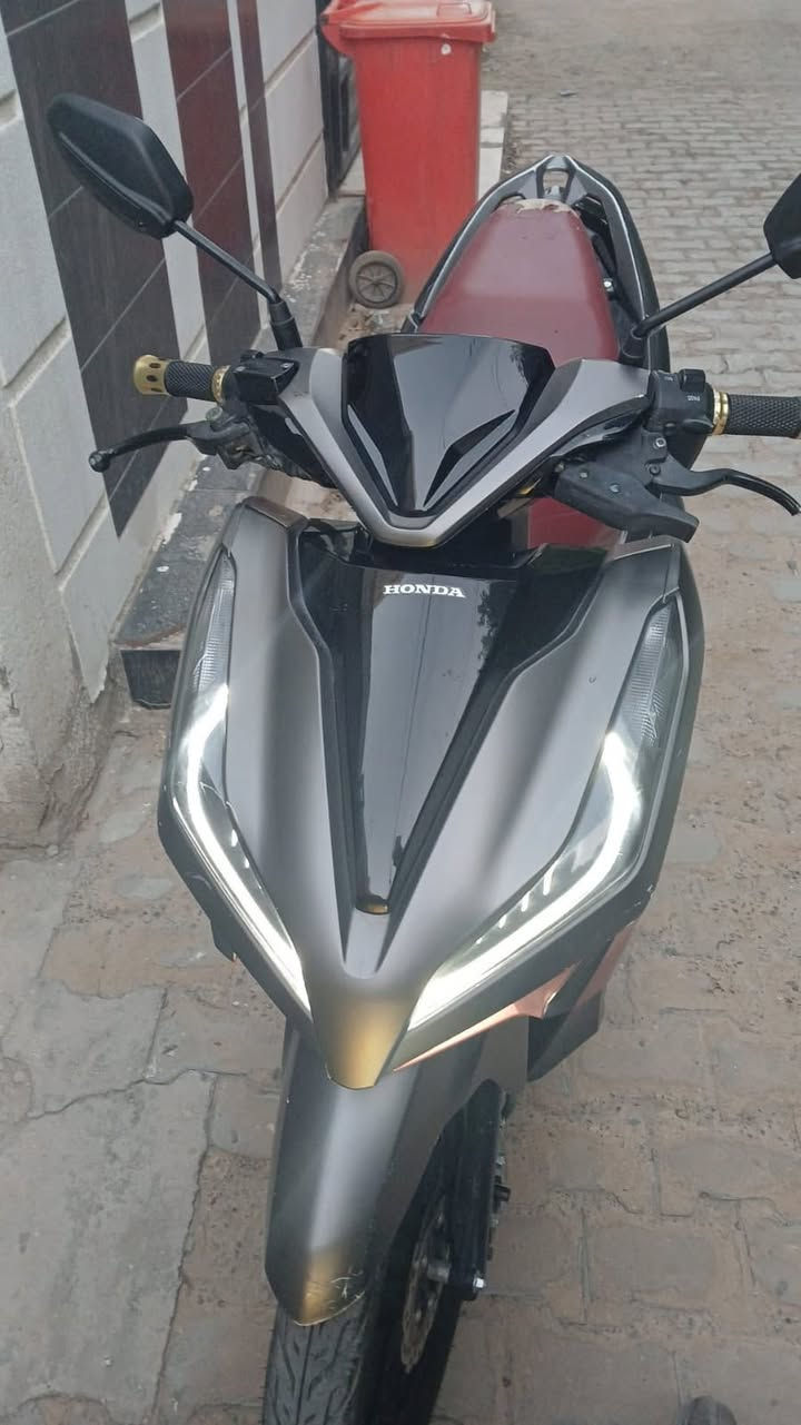 سلام عليكم دراجه هوندا كليك (Honda Click)،
دراجه يابنيه صار 6تشر نازله من رنبه  دراجه  مكفوله كفاله من كلشي  (   سعره مليون ونص  ) دراجة ياباني وليس صيني
رقمي *********** مكاني بغداد العطيفية
