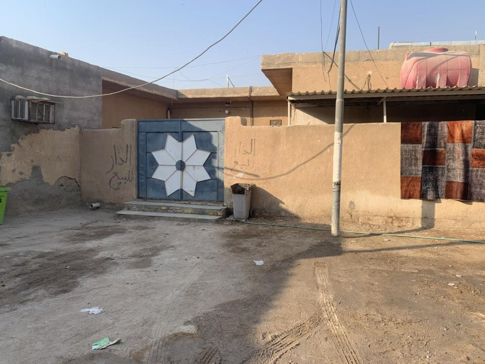 البيت طابو زراعي للبيع في كرمة علي _ الماجدية مقابل جامع الرسول (ص)
يبعد عن الشارع بصرة بغداد العام 100 متر ثاني بيت في الفرع
مساحة 300 متر
يحتوي غرف 2 كبار
ومطبخ كبير سراميك ارضي وجداري وسقف ثانوي صالة كبيرة جدا سراميك ارضي وجداري + سقف
ثانوي وتغليف
واستقبال سراميك وتغليف و سقف ثانوي
وحمام وتواليت سراميك
وطارمة كبيرة
البيت نضيف وجاهز من كلشي ربع ما تصرف علي وكلشي قريب علي محكمة و مستشفى و 4 مدارس قريبة علي و سوك كلهن تتمشى الهن ماي ومجاري وكهرباء كلهة جاهزة
والفرع هدوء وجيران طيبين وردة مال الله وكدام البيت مساحة كبيرة تكفي 3 سيارات والبيت يحتوي على ترك تكفي بناء غرفتين كبار 
السعر 65 مليون وبي مجال
للاستفسار : ***********
غير متواجد على فيسبوك
