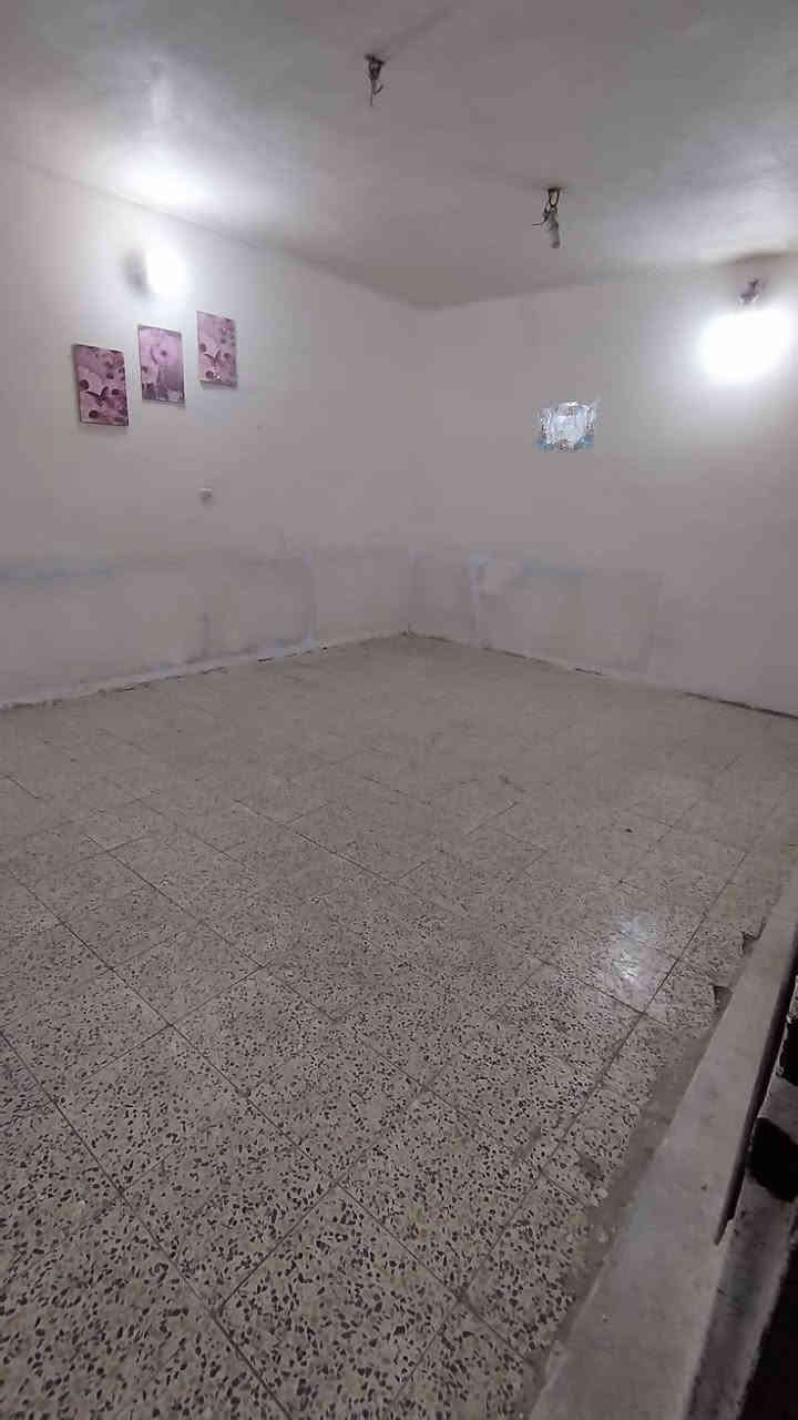 طابق ثاني معزول درج خارجي للإيجار في حي البنوك قرب مدرسة الفاروق يحتوي على صالة ومطبخ وغرفة نوم (يفضل عائلة صغيرة) للاستفسار ***********
